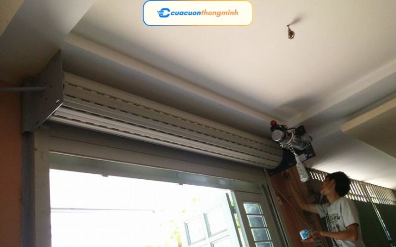Cách Lắp Cửa Cuốn Cơ Đúng Kỹ Thuật