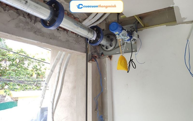 Cách Lắp Cửa Cuốn Không Motor Đúng Kỹ Thuật