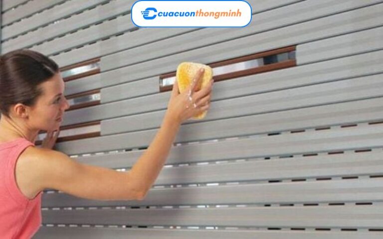 Hướng dẫn vệ sinh cửa cuốn đúng cách và hiệu quả tại nhà