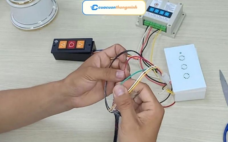 Nút Bấm Cửa Cuốn Là Gì?