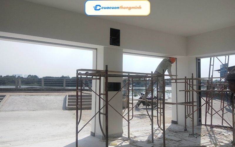 Các Yếu Tố Ảnh Hưởng Đến Chi Phí Lắp Đặt Cửa Cuốn